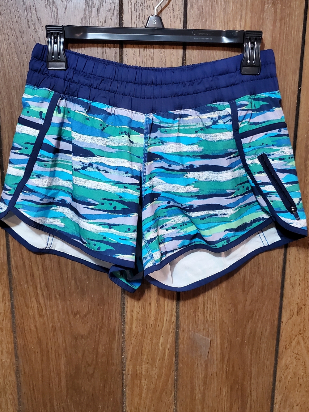 Lululemon Tracker Low Rise Running Pattern Zipper Pocket Shorts Size 8 - Picture 2 of 7